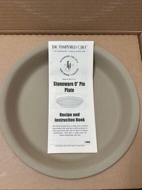 The Pampered Chef Family Heritage Stoneware 9 inch Pie Plate with box Vintage